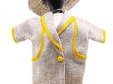 un mannequin coiffé d'un chapeau et vêtu d'un manteau