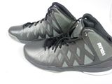une paire de chaussures noires et grises posées sur une surface blanche