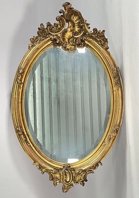 un miroir accroché au mur, avec un rideau derrière