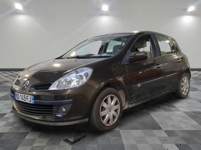la photo d'une voiture noire garée dans un garage