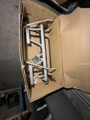 une boîte en carton contenant un tas de câbles