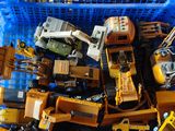 beaucoup d'engins de chantier dans une caisse bleue