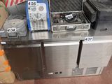 une table en métal sur laquelle sont posés tout un tas d'appareils électroniques