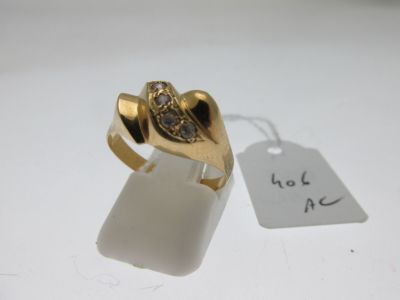 une bague en or ornée d'un diamant et d'une étiquette de prix