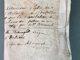 une feuille de papier sur laquelle on peut écrire, posée sur une table
