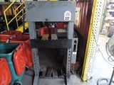 une photo d'une machine qui se trouve dans un entrepôt