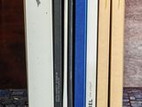 trois livres sont empilés sur une table