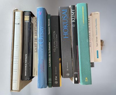 a lot of books that are on a shelf