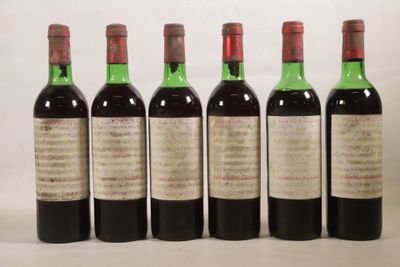 six bouteilles de vin sont alignées dans une rangée