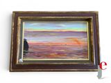 une peinture à l'huile représentant un coucher de soleil sur l'océan, avec un voilier au loin