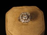 une photo d'une bague en diamant posée sur un écrin en velours