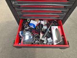 une boîte à outils rouge remplie de composants électroniques divers
