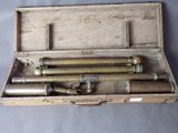une boîte en bois contenant tout un tas d'outils