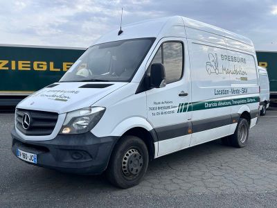 une camionnette blanche garée dans un parking