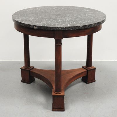 une image représentant une table ronde avec un plateau en marbre
