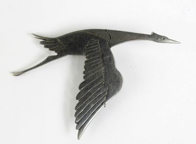 un oiseau en métal qui vole dans les airs