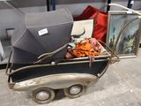 une poussette avec un parapluie au milieu d'une pièce