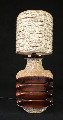 une photo d'une lampe autour de laquelle est enroulée une corde