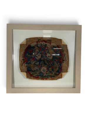 une photo d'un tableau encadré accroché au mur