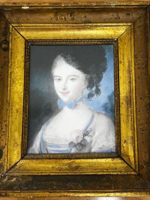 peinture d'une femme en robe bleue dans un cadre doré