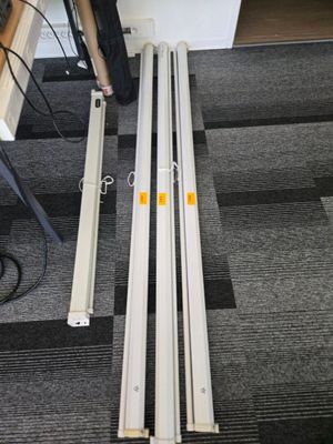 quatre rails métalliques posés au sol