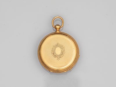 une montre de poche en or 18 carats ornée d'un petit médaillon au dos