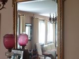 une table sur laquelle se trouvent un miroir et un vase