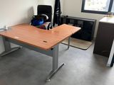 un bureau avec une chaise et une bibliothèque dans un coin