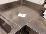 deux éviers dans un coin de la cuisine, avec un numéro sur le plan de travail