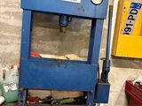 une machine bleue qui se trouve dans une pièce
