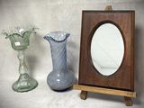 deux vases et un miroir posés sur une table