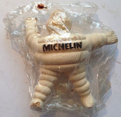 une petite figurine dans un sachet en plastique sur lequel figure un nom