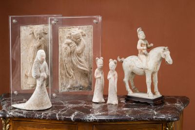 une statue représentant un homme à cheval, à côté d'un groupe de statues