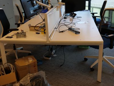 un bureau équipé de deux écrans et d'un clavier