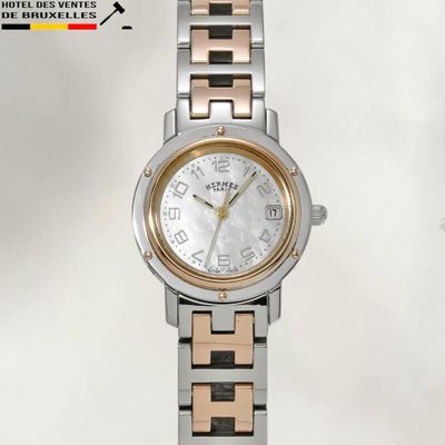 une montre-bracelet en argent et en or avec un cadran blanc