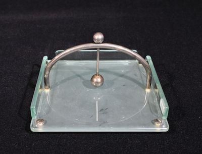 un plateau en verre muni d'une poignée en métal et d'une boule