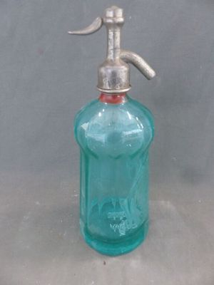 une bouteille en verre bleue munie d'un robinet en métal
