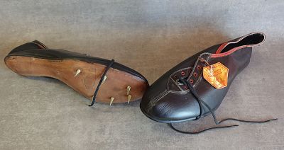 une paire de chaussures posée sur le sol