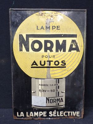 une vieille affiche publicitaire pour des voitures « Normal » sur fond noir