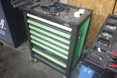 une photo d'une armoire à outils contenant des outils