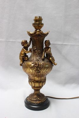 une lampe posée sur une table