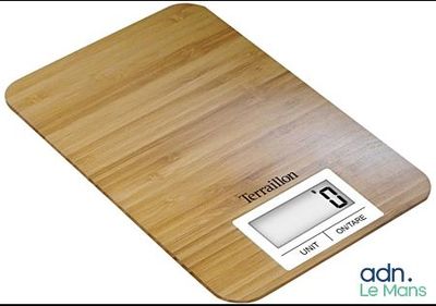 une planche à découper en bois équipée d'une balance numérique