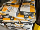 une pile de boîtes empilées les unes sur les autres