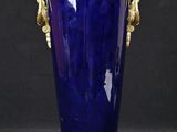 un grand vase bleu orné de motifs dorés