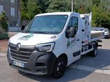 un camion blanc garé dans un parking