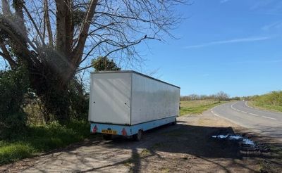 un camion garé sur le côté de la route