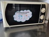 un micro-ondes posé sur le plan de travail de la cuisine