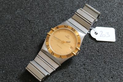 une montre posée sur une table avec une étiquette de prix