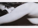 une photo en noir et blanc d'une femme nue allongée sur un lit