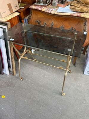 une table avec un plateau en verre posée devant une pile de cartons